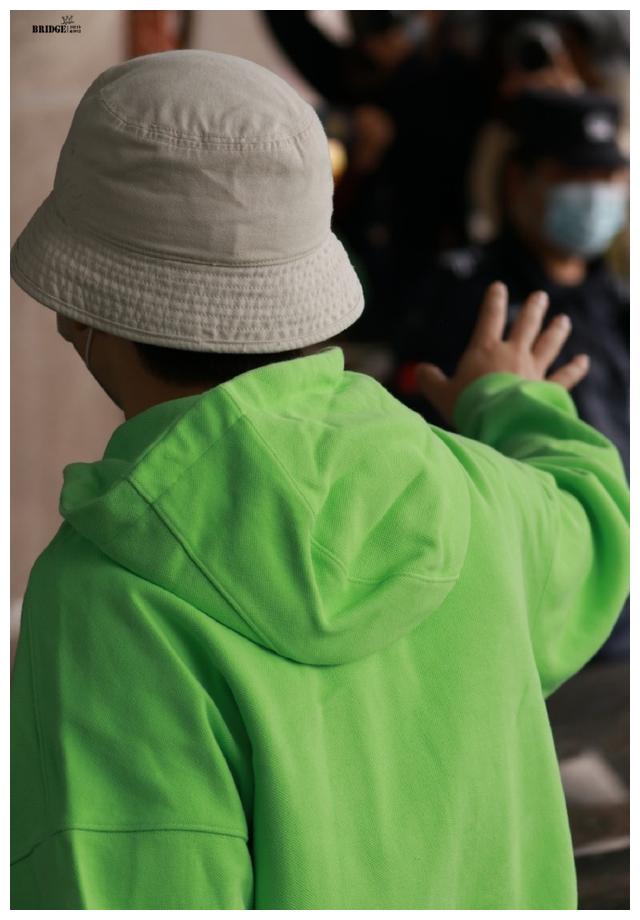 邓伦今日上班饭拍来袭嫩绿色卫衣奶伦尽显少年感