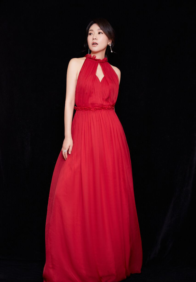 魅力女神闫妮，惊艳了时光，不惧年龄的穿搭，你学会了吗？休闲区蓝鸢梦想 - Www.slyday.coM