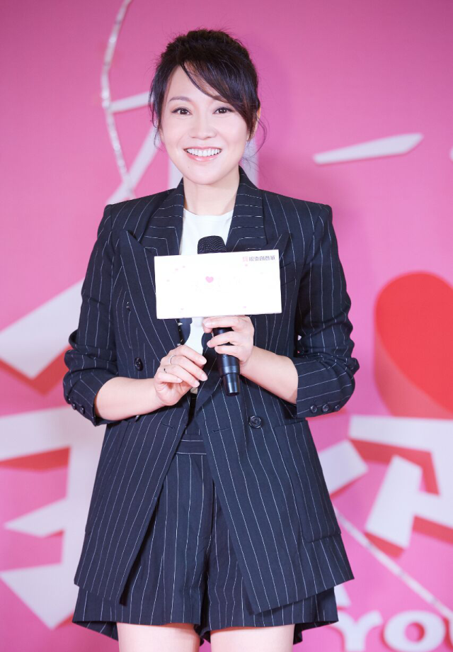 魅力女神闫妮，惊艳了时光，不惧年龄的穿搭，你学会了吗？休闲区蓝鸢梦想 - Www.slyday.coM