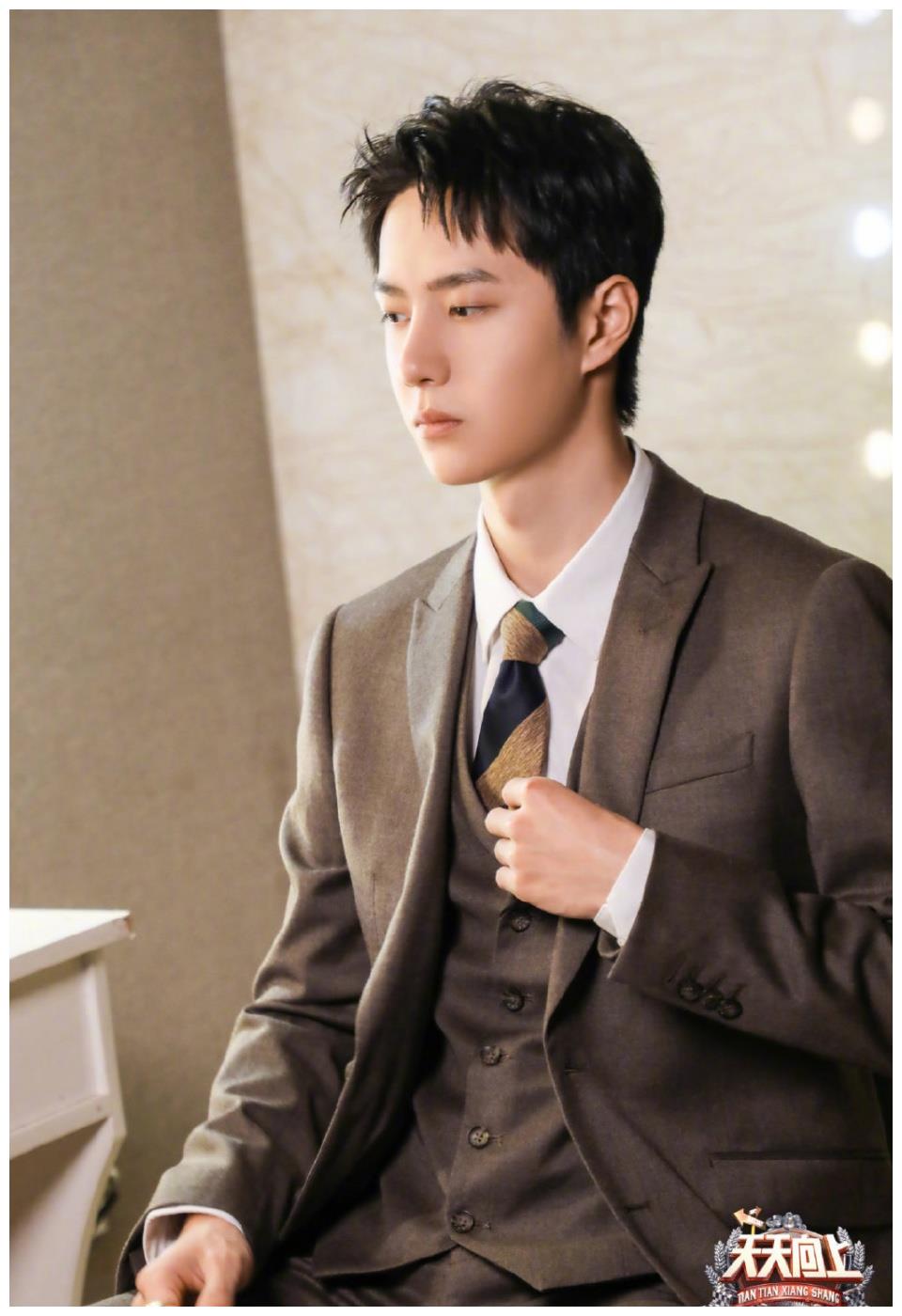 王一博天天向上预告照来袭~身着西装帅气有型