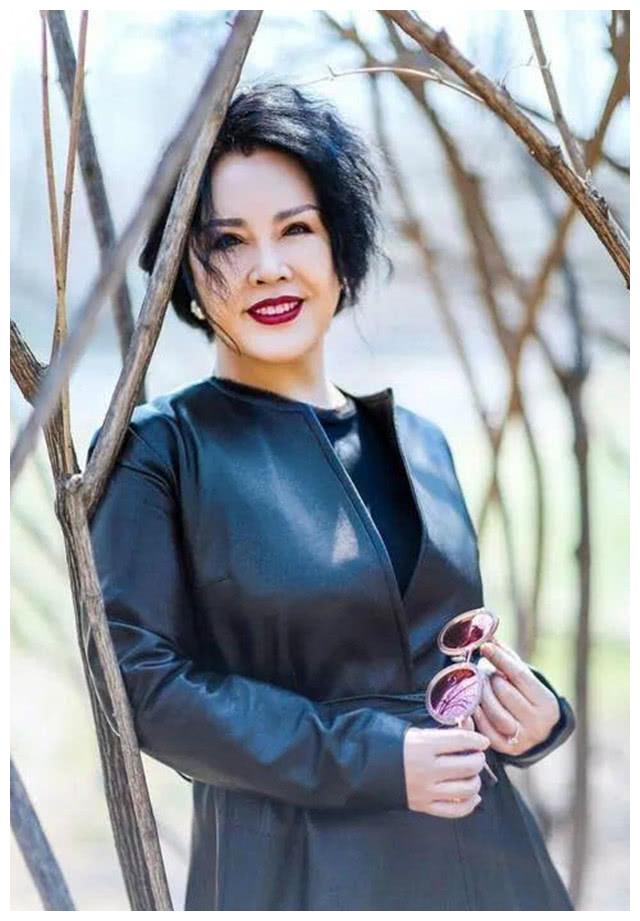 潘长江是她老公,她陪丈夫住厕所8年,用大度隐忍化解婚姻危机