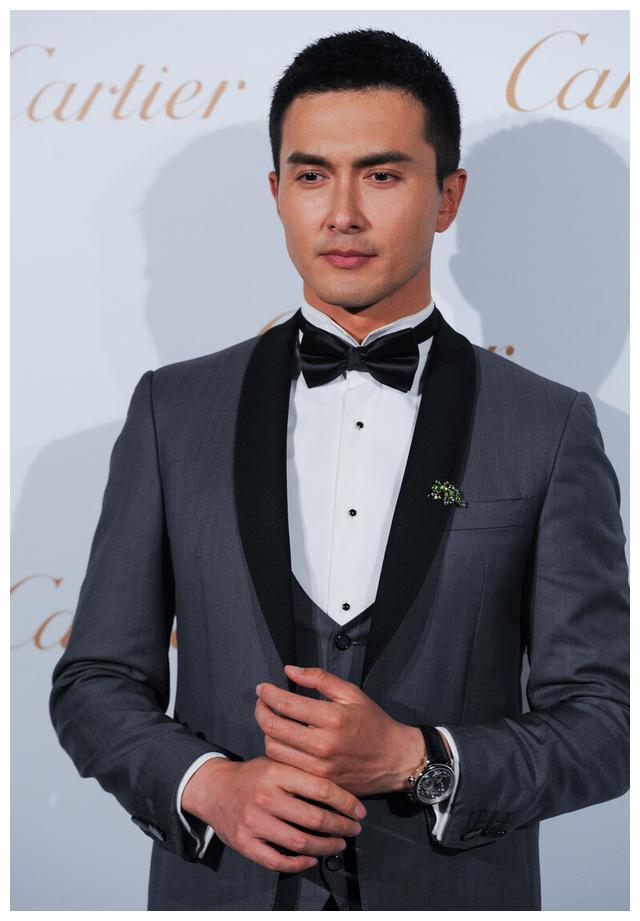 高伟光现身活动尽显寸头型男魅力,颜值超高大眼放电