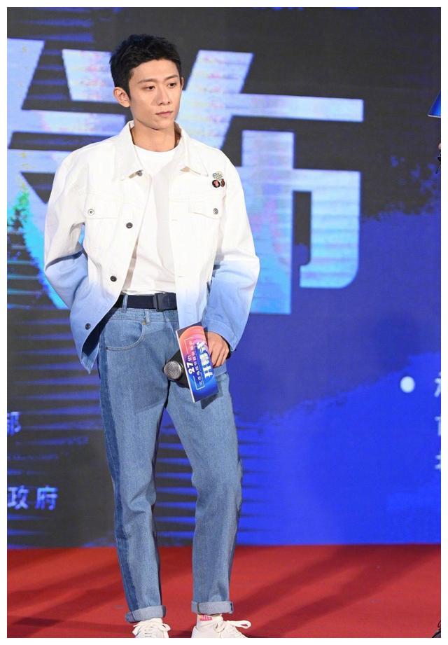 人格分裂型角色的一人分饰七角,《亲爱的你》中,张一山饰演的是徐天和