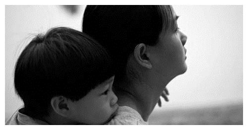 等了一年不让孩子见父亲，四岁儿子却心疼妈妈一年见不到丈夫休闲区蓝鸢梦想 - Www.slyday.coM