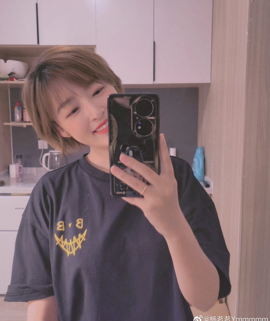 足球主播杨茗茗晒出自己的自拍照片