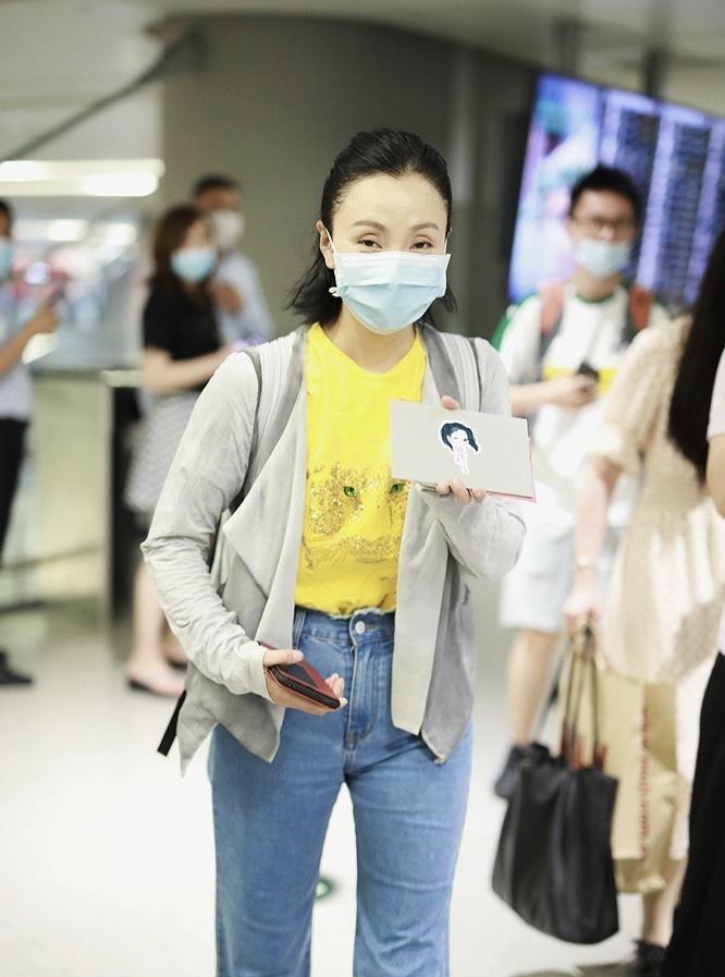 陶虹日常穿搭好低调!黄色t恤搭牛仔裤休闲随性,青春靓丽又舒适