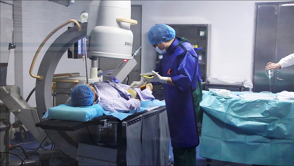 是经股动脉插管,超选择性插入肝癌供血动脉,进行栓塞及灌注化疗药物