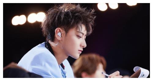 吴宣仪当众质疑王艺瑾,黄子韬一句话让她变脸,表情管理很到位