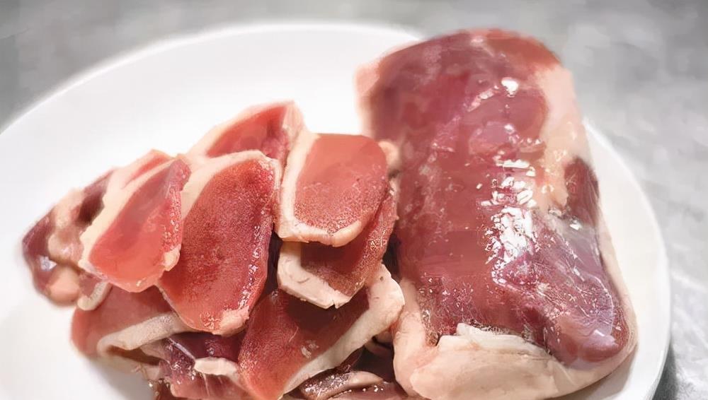 酱激香脆锅巴一声巨响炒香的鹅脯肉与炸至金黄酥脆的锅巴碰撞