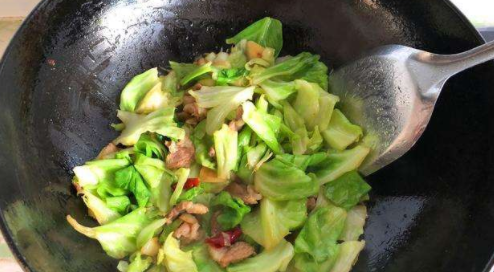 想要做出和饭店一样好吃的手撕包菜，大厨透漏技巧：多加这一步休闲区蓝鸢梦想 - Www.slyday.coM