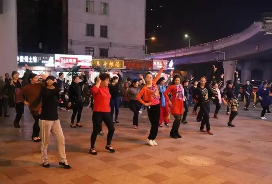 为什么总有人要骗老年人?“银发经济”每年新增2000万人休闲区蓝鸢梦想 - Www.slyday.coM 为什么总有人要骗老年人?“银发经济”每年新增2000万人休闲区蓝鸢梦想 - Www.slyday.coM