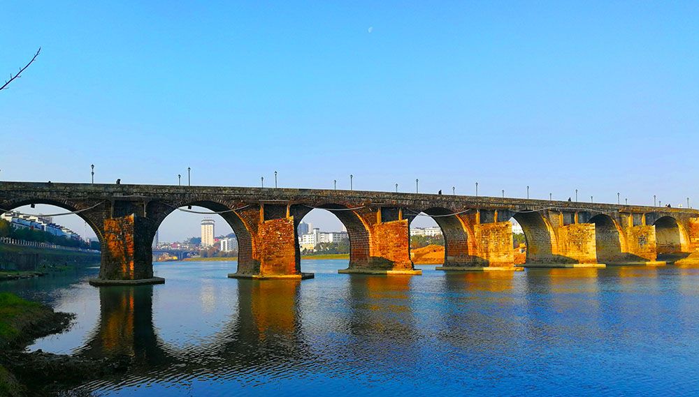 徽州古城也有"金光穿洞"奇景,一座500年历史的九孔古石桥