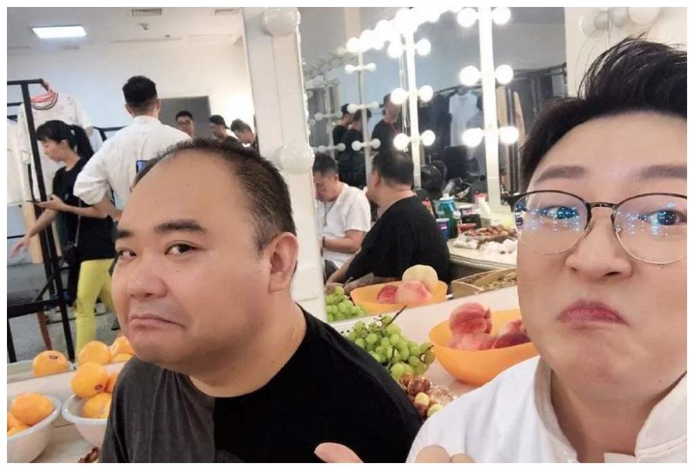 因为侯震是真的关心冯照洋,不希望冯照洋开车的时候分心,以免发生危险