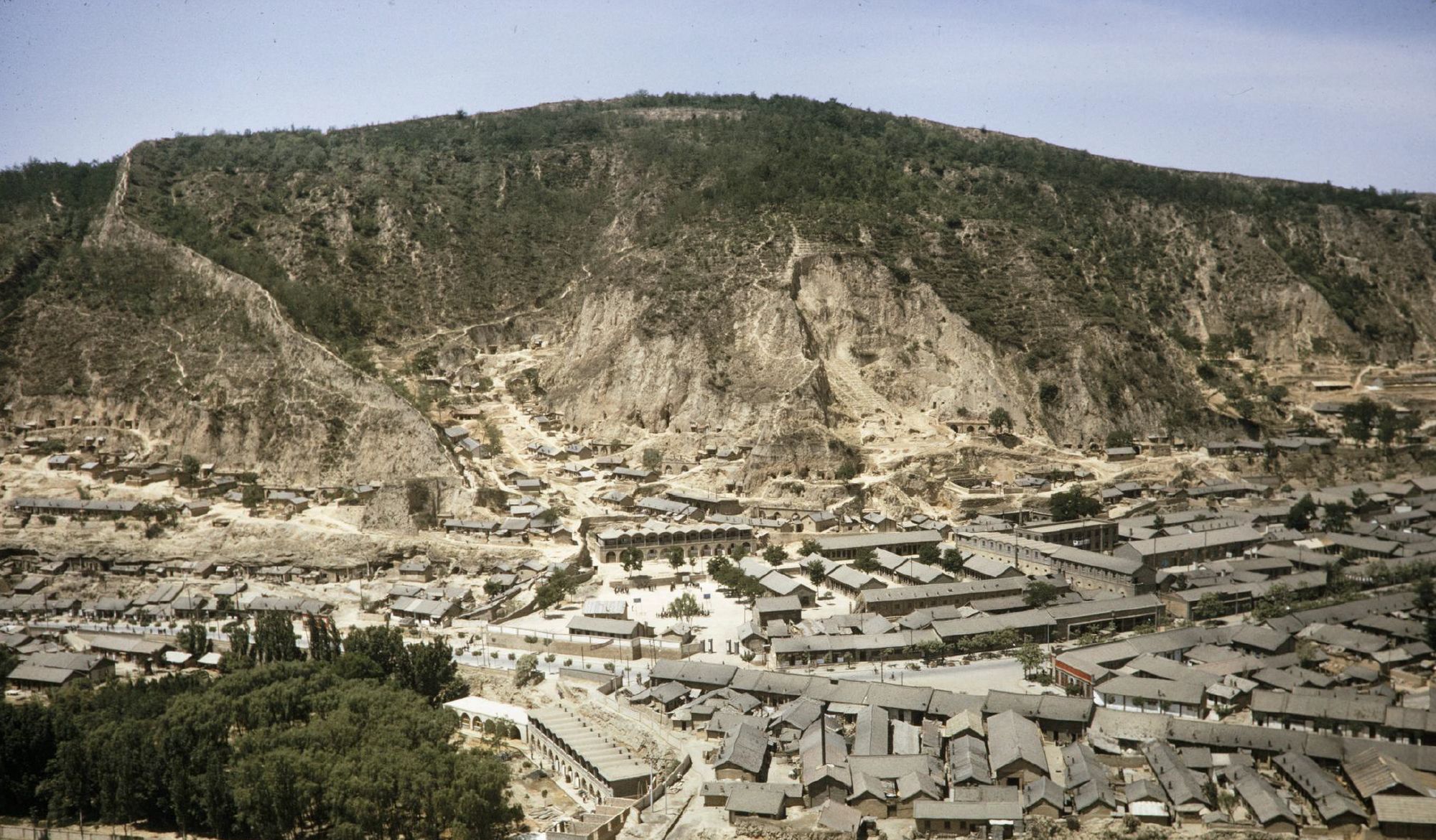 外国记者镜头下的1970年代延安地区:宝塔山下的河水涓涓细流