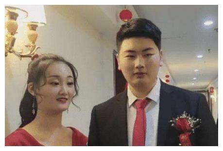刚结婚就拉公爹开直播，朱之文儿媳妇辞职当网红，结婚动机不纯？__财经头条