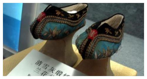 清朝妃嫔为何要穿"花盆底"?不仅是因为美观,更为了方便皇帝