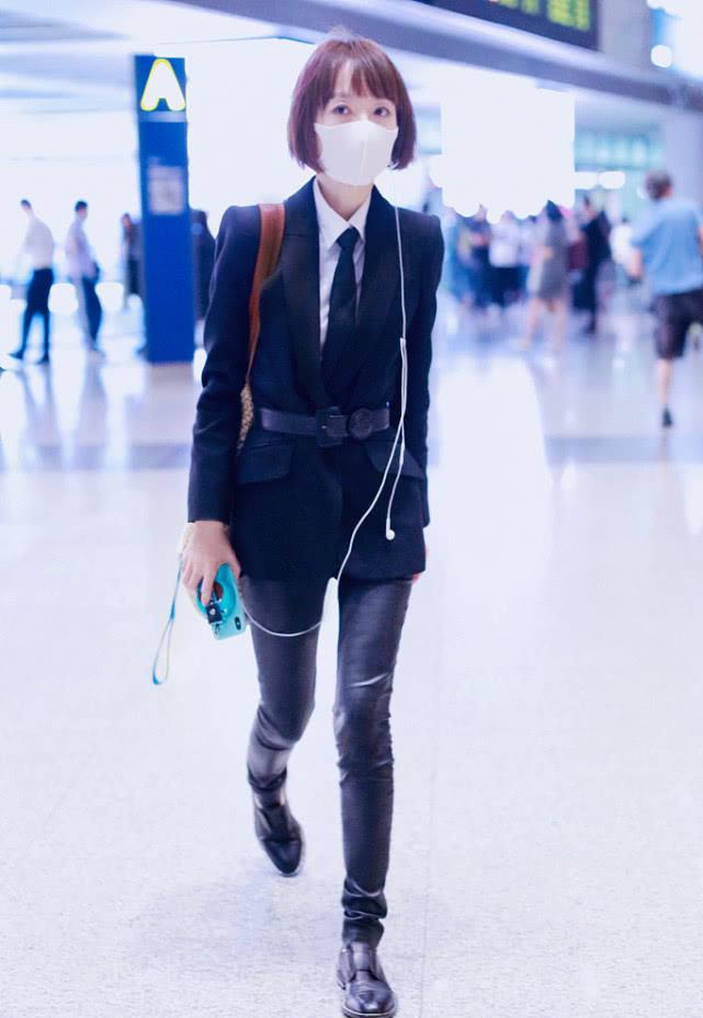 鲁豫是真的挺瘦穿衬衫加西服依旧很纤细系条腰带看着腰更细