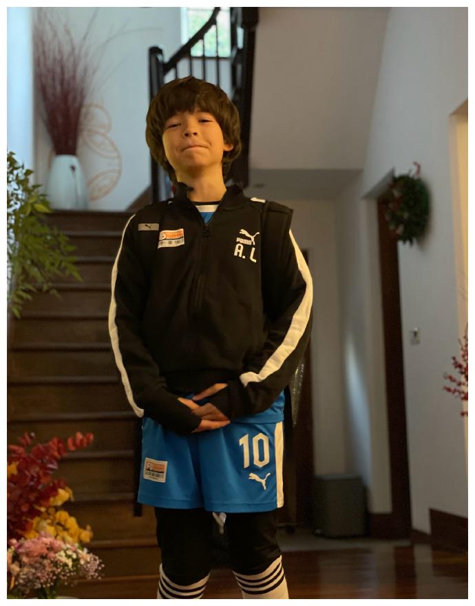 "最丑超模"吕燕罕曝近况,7岁混血儿子出镜,长相精致不像妈