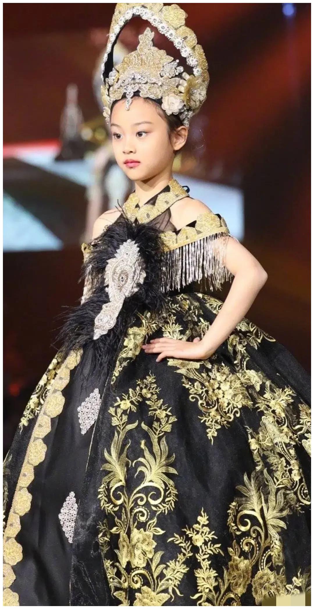 李小璐带女儿甜馨走秀女孩的表现让人震惊