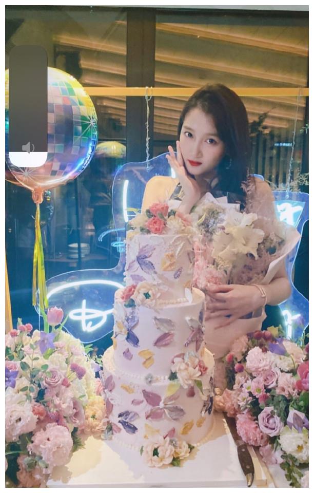 关晓彤23岁生日鹿晗未到场,生日宴变大型蹦迪现场,满屏大长腿