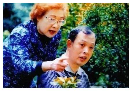但1983年,丈夫与儿子同时住进医院,而秦怡正在拍《雷雨》,痛苦可想而