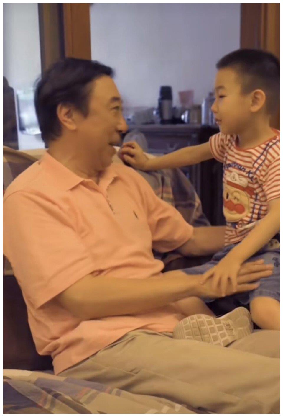 64岁相声演员冯巩近照,隐藏38年的老婆,原来是我们熟悉的演员