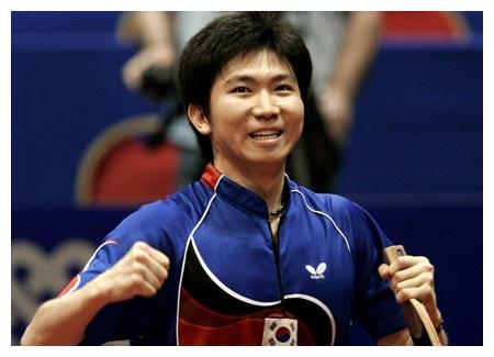 他是男乒第一直板,却因球拍违规痛失好局,多年后弟子帮他圆梦|金泽洙