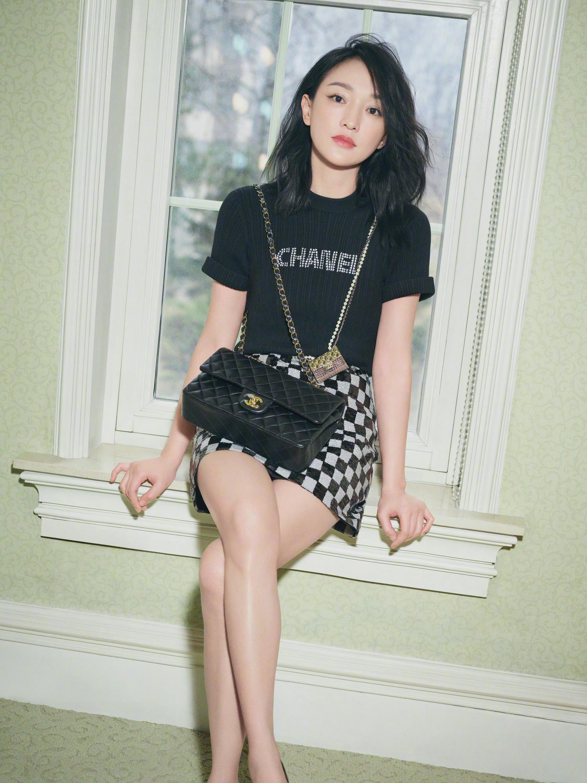 周迅休闲t恤配格子短裙 46岁依旧灵气不减