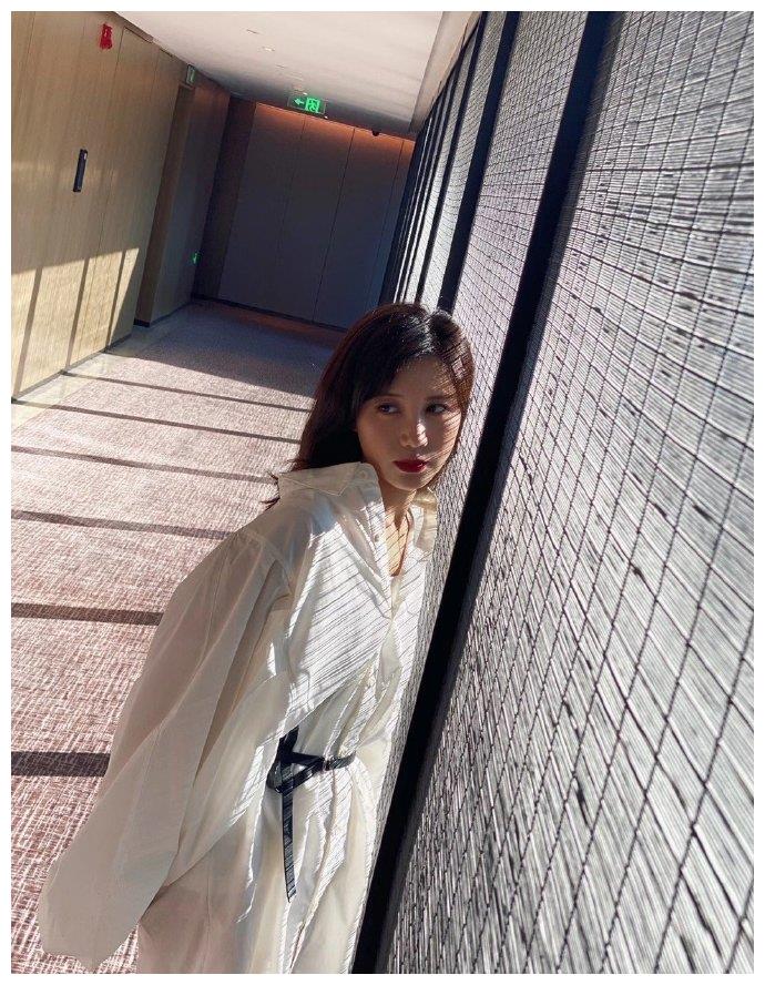 王雨馨自杀风波后晒美照巧笑嫣然气质佳已放下前任黄景瑜