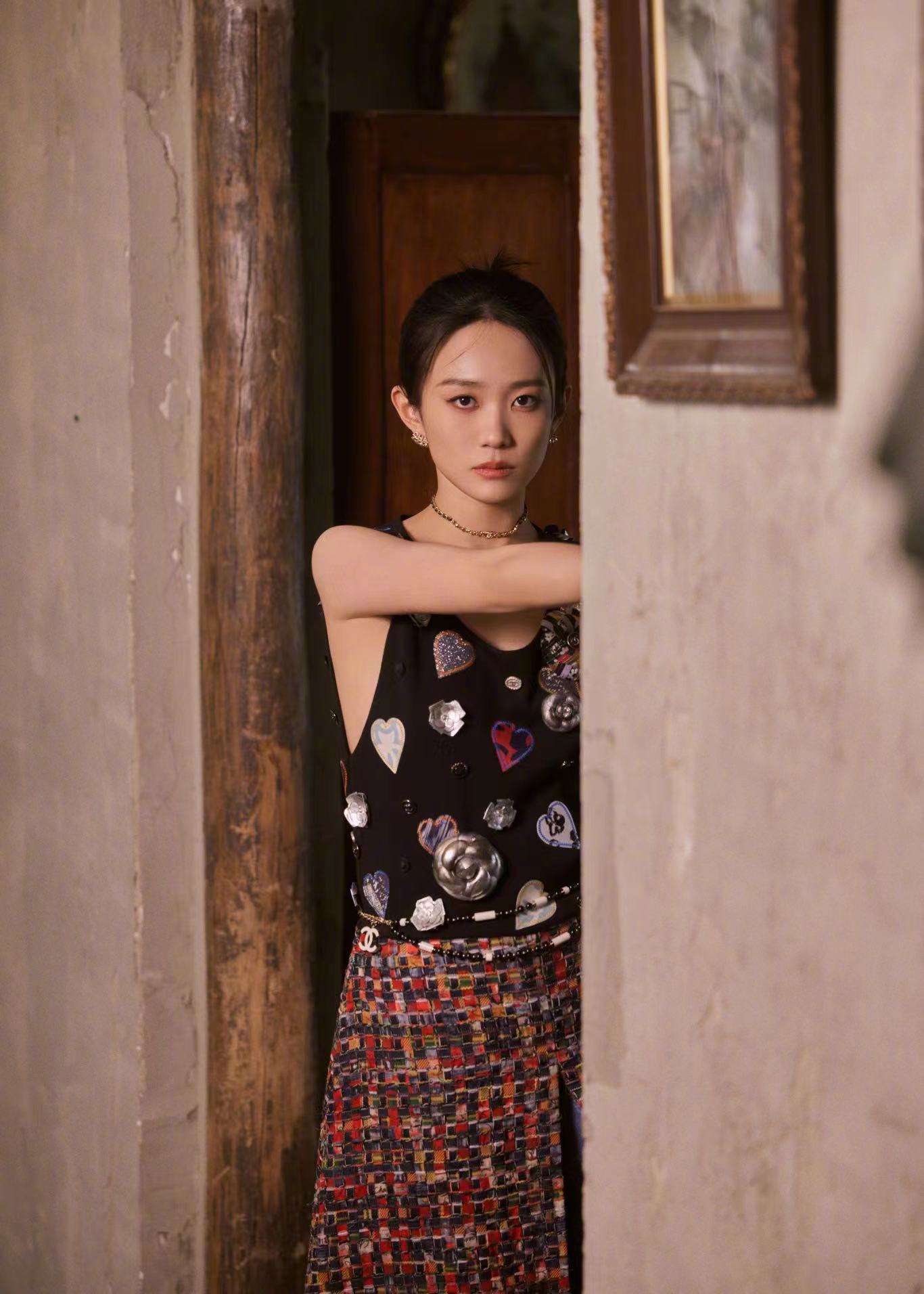 黄尧身穿CHANEL2023“香奈儿-达喀尔”高级手工坊系列__财经头条