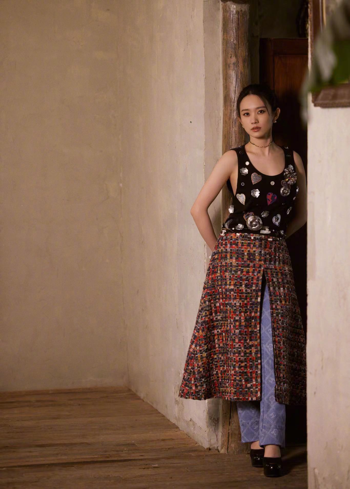 黄尧身穿CHANEL2023“香奈儿-达喀尔”高级手工坊系列__财经头条