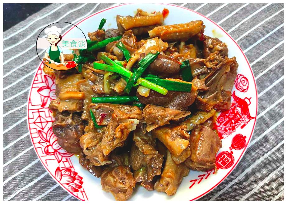 酱香鸭的做法,焖一焖,又香又解馋,每回做一大盘,上桌都被光盘