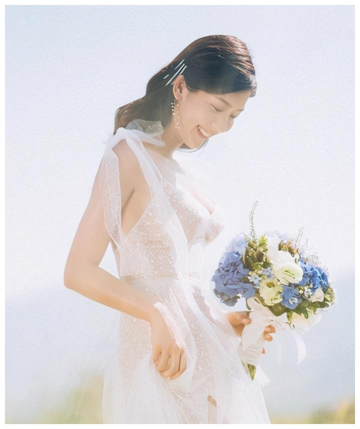 v字雪花婚纱大露美背 贴文放闪老公__财经头条