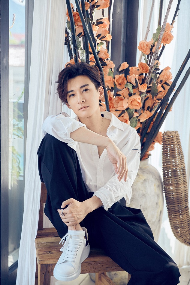 刘学义生日写真眼藏星辰 如清风拂面般静谧美好