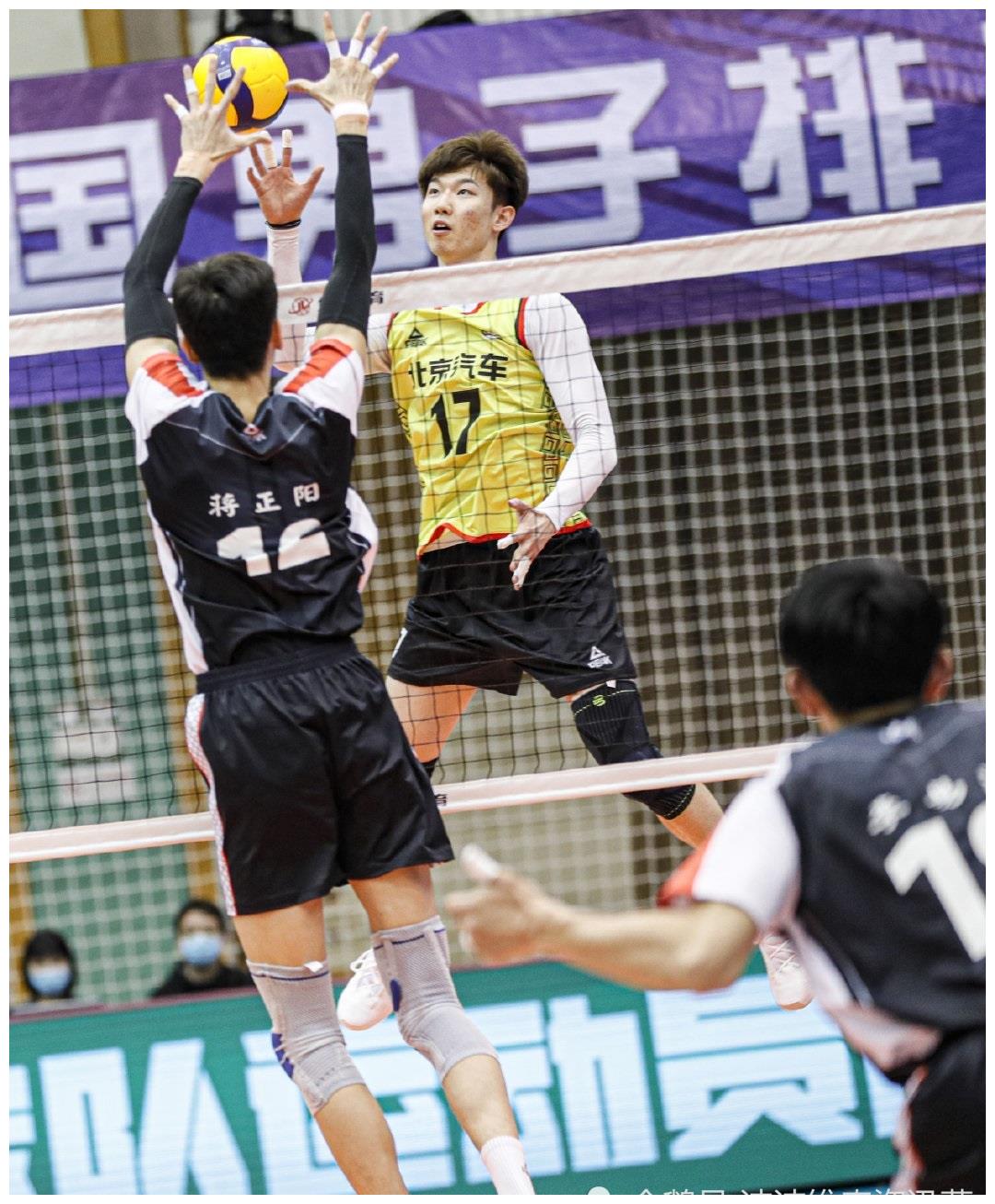 男排卫冕冠军爆冷丢局北京豪取五连胜居首河南淘汰广东进八强