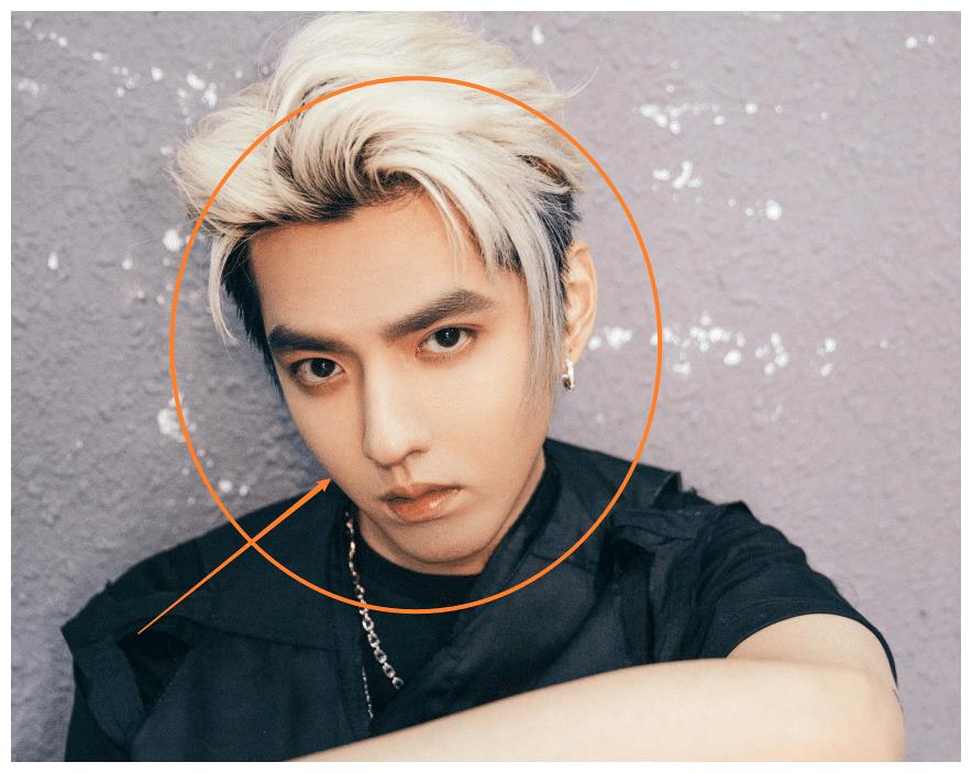 像吴亦凡这次尝试的白色发色,要是颜值不够可真是很难撑得起来,此前也