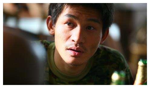 他神似宋小宝,没戏拍也不接烂戏,被誉为神配角,如今终大火|余皑磊