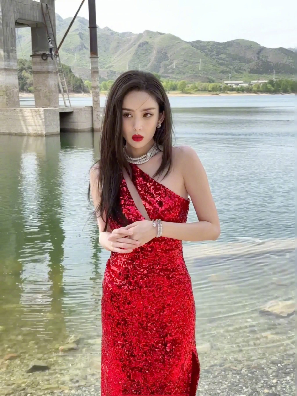 古力娜扎身着georges hobeika 红色单肩亮片长裙亮相