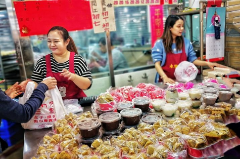 摆地摊在网上越炒越火,农村大妈摆地摊卖什么才能稳定有收入?