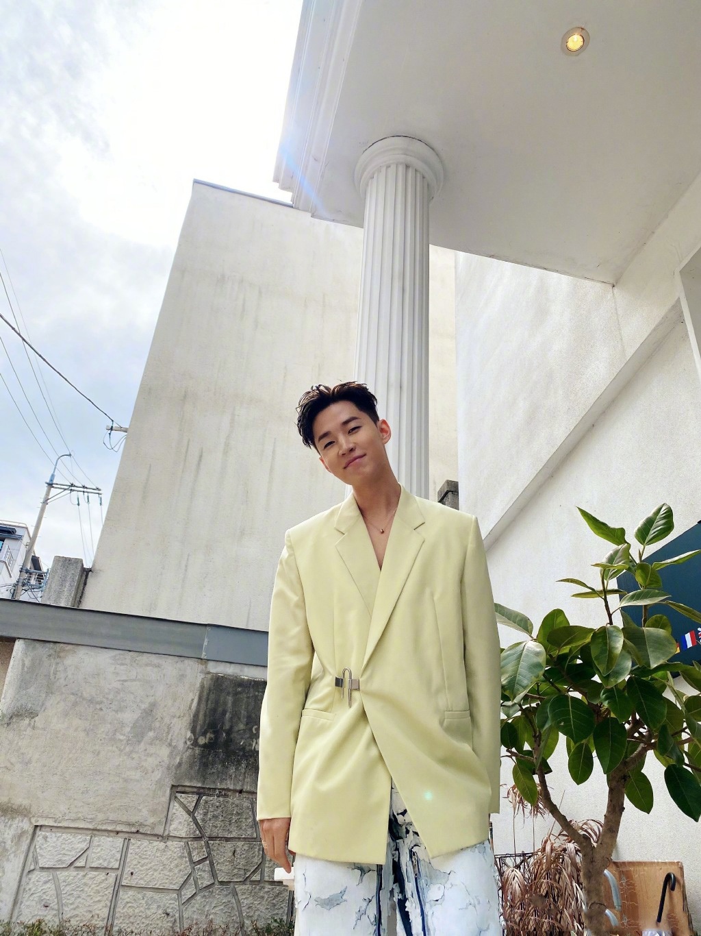 刘宪华身穿浅黄色西服搭配白色设计感牛仔裤出镜活力酷帅值满分