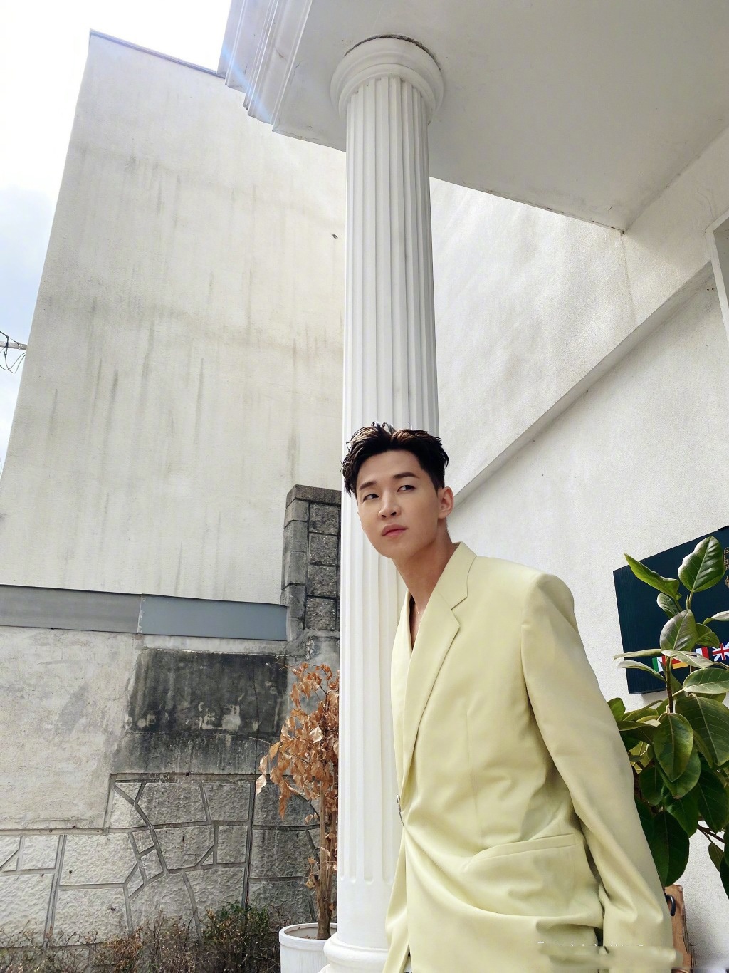 刘宪华身穿浅黄色西服搭配白色设计感牛仔裤出镜活力酷帅值满分