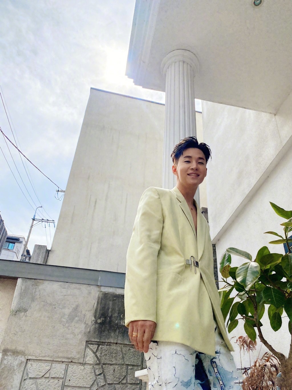 刘宪华身穿浅黄色西服搭配白色设计感牛仔裤出镜活力酷帅值满分