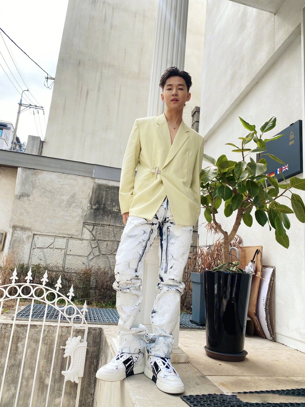 刘宪华身穿浅黄色西服搭配白色设计感牛仔裤出镜活力酷帅值满分