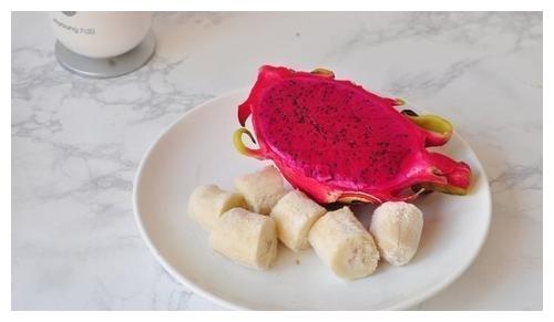 【制作步骤】 第一步:将红心火龙果剥好,切成小丁快;香蕉去皮切片.