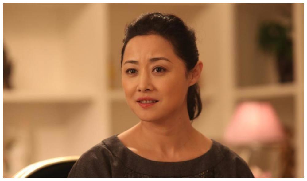 二婚嫁导演张黎,离婚后三婚携幼子再嫁前夫,两度成张若昀的后妈