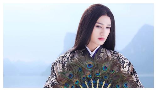 他意外把弟弟带进娱乐圈,如今弟弟红遍全国,而他却不温不火