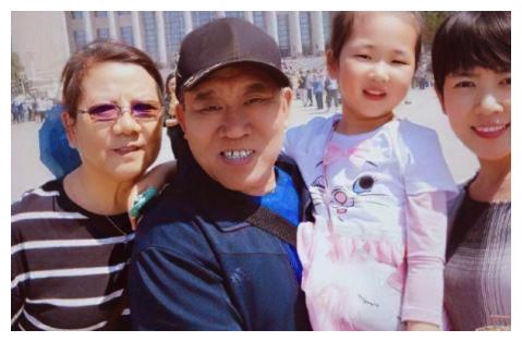 后来,杜金京又遇到了她现在的丈夫韩尧镪,男方高大帅气,工作也好,让