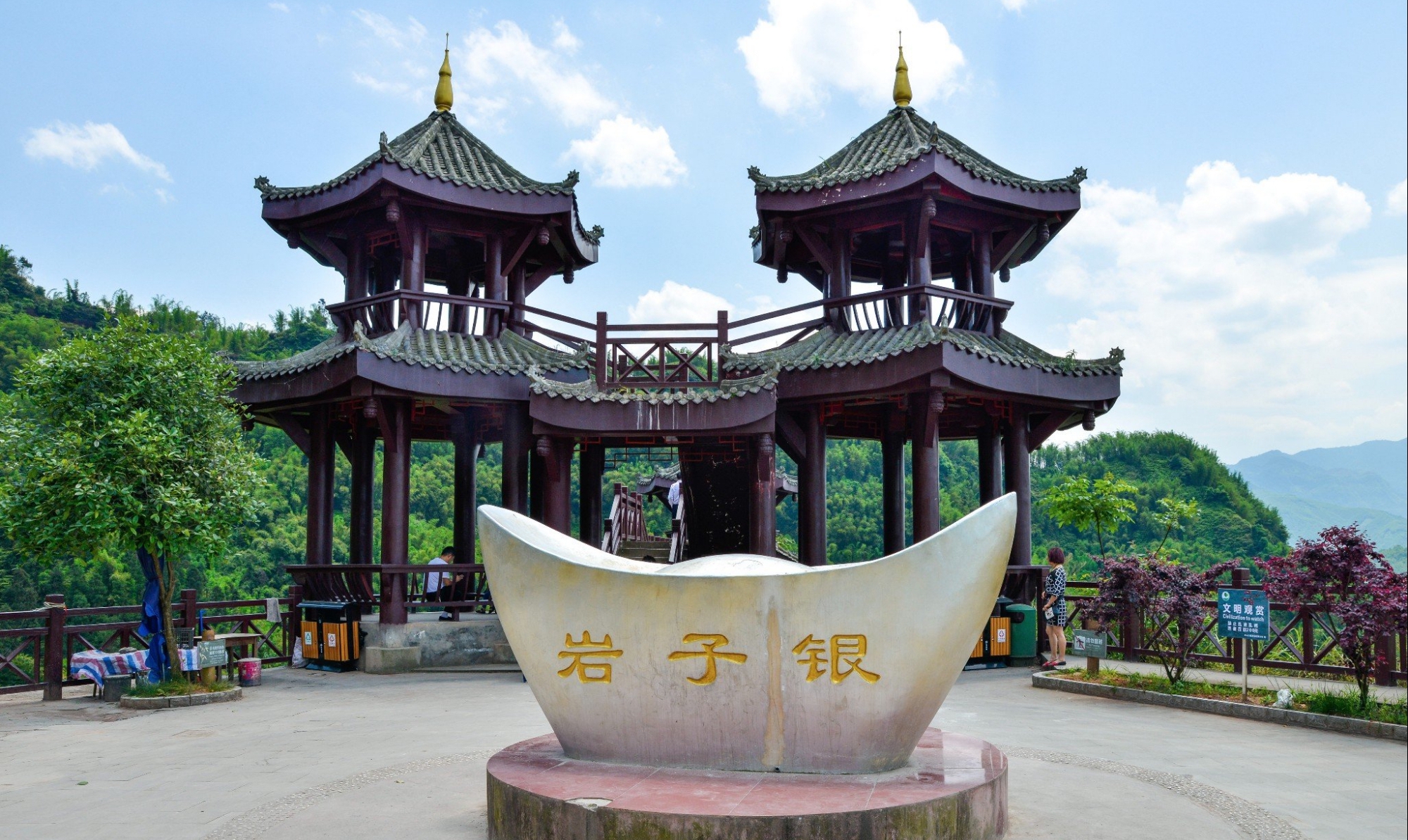 广西热门旅游景点 银子岩景区旅游攻略 低音号导游