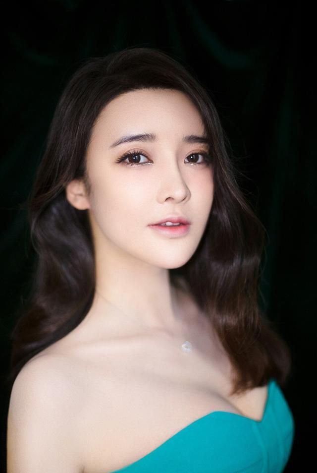 气质女神张璇美照，长相精致大方，优雅迷人，演技和实力成正比！