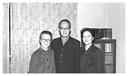 1973年邻居无理取闹还对钱媛施暴，母亲杨绛也被拎起来摔在了地上休闲区蓝鸢梦想 - Www.slyday.coM